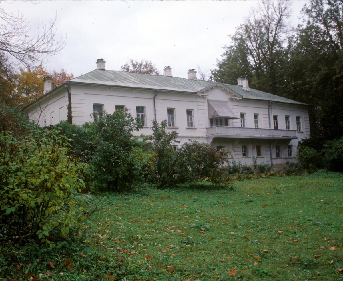Tolstojeva hiša. Fasada s strani parka. 8. oktober 1992
