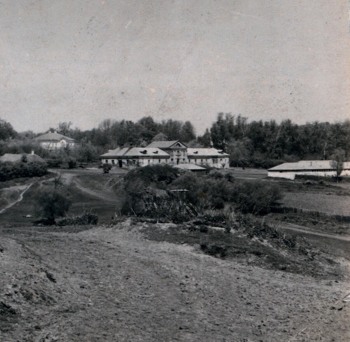 Jasna Poljana. Z leve: Kuzminsko krilo, hiša Volkonskega, hlevi. Kontaktni tisk (originalni stekleni negativ ni ohranjen). Maj 1908

