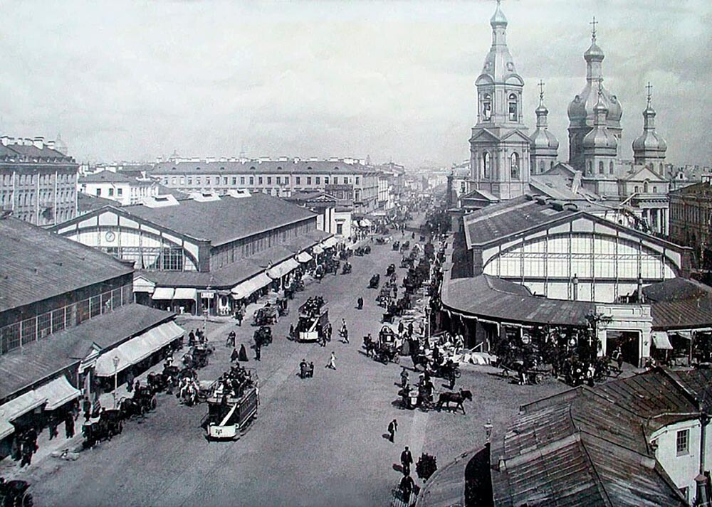 Сенная площадь (одно из самых ранних фото этого места - 1900 года, крытых торговых рядов Достоевский уже не застал)