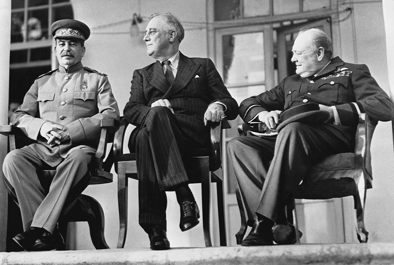 Joseph Stalin, Franklin Delano Roosevelt e Winston Churchill durante la conferenza di Teheran