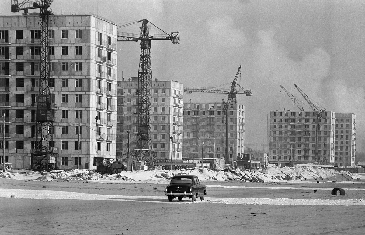 Moskau. UdSSR. 12. Februar 1963. Bau von Wohnhäusern im Bezirk Choroschowo-Mnjowniki.
