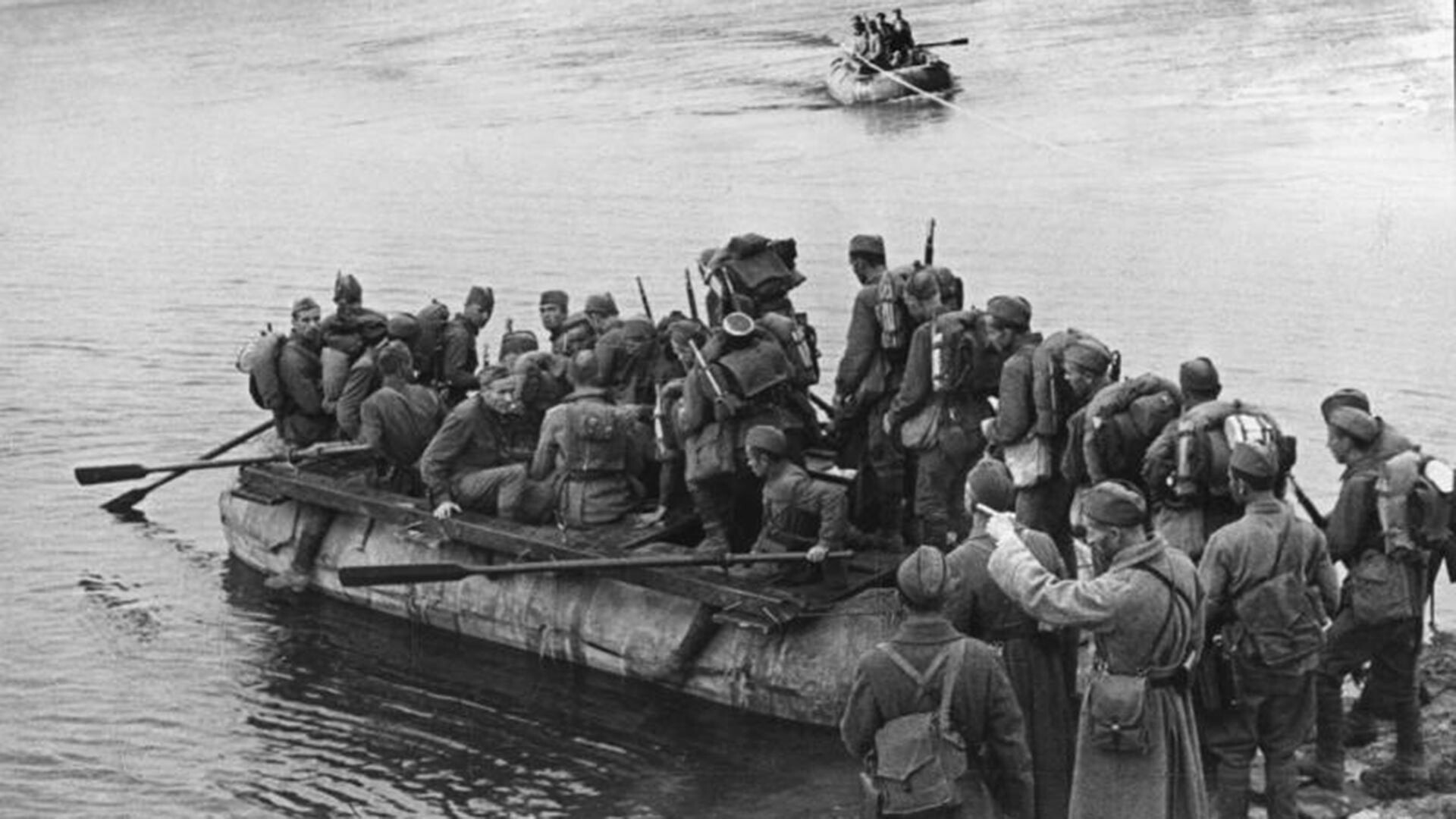 Први украјински фронт. Форсирање Дњепра. Војници на сплавовима прелазе на десну обалу Дњепра.