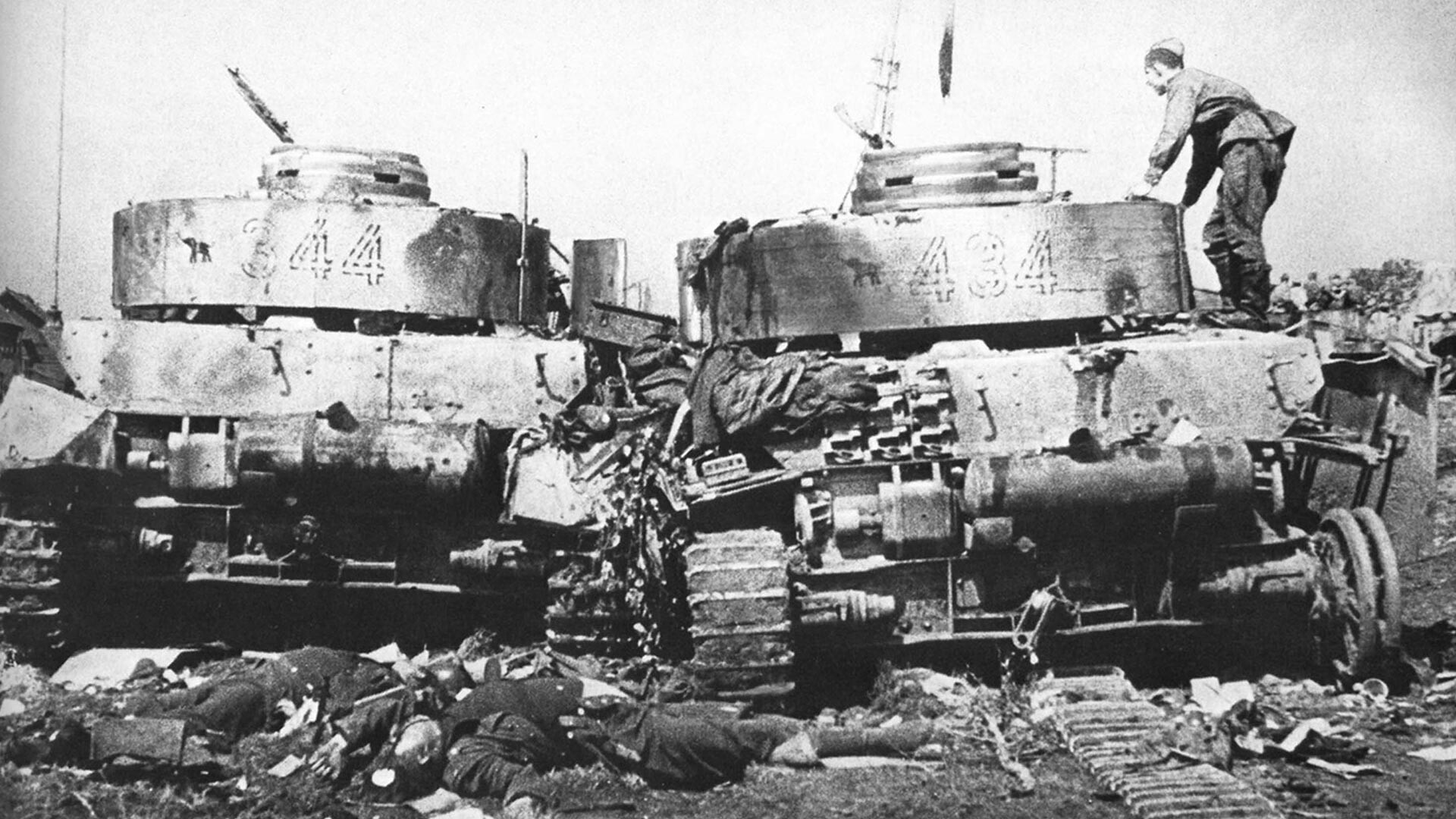 Два уништена непријатељска тенка Panzer IV 20. Панцер дивизије и мртви чланови посаде. Совјетски војници код Бобрујска.