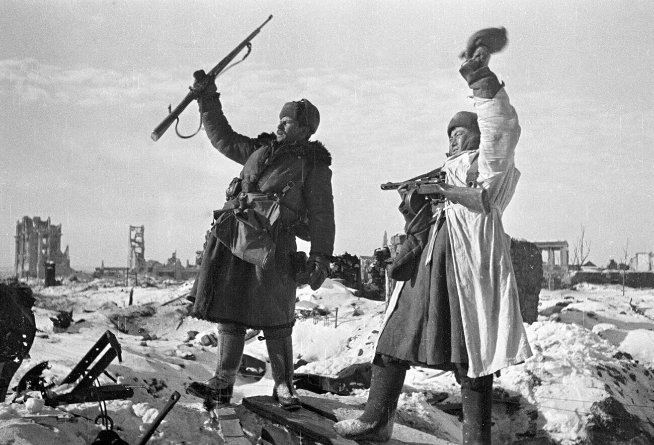 Tentara Soviet merayakan kemenangan mereka di Stalingrad.