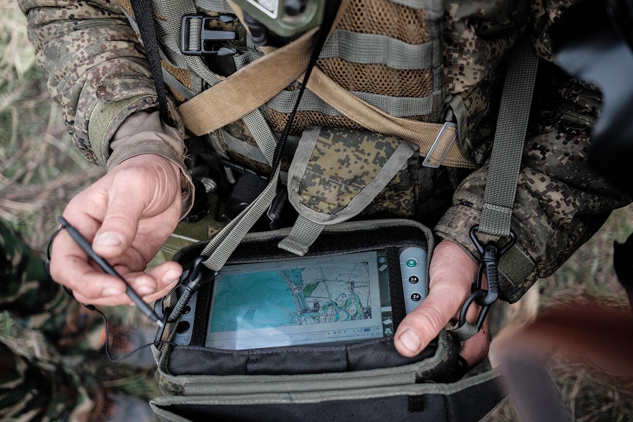 Pripadnik oružanih snaga Ruske Federacije s tabletom taktičkog kompleksa izviđanja, upravljanja i veze 