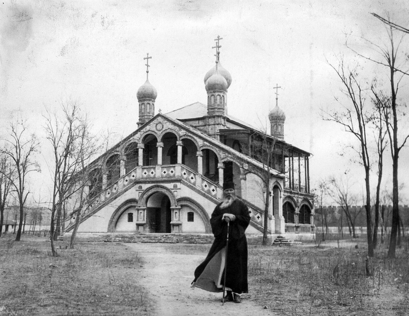 Padre Innokentij (Figurovskij) in piedi presso la Chiesa di Tutti i Santi Martiri (distrutta durante la 