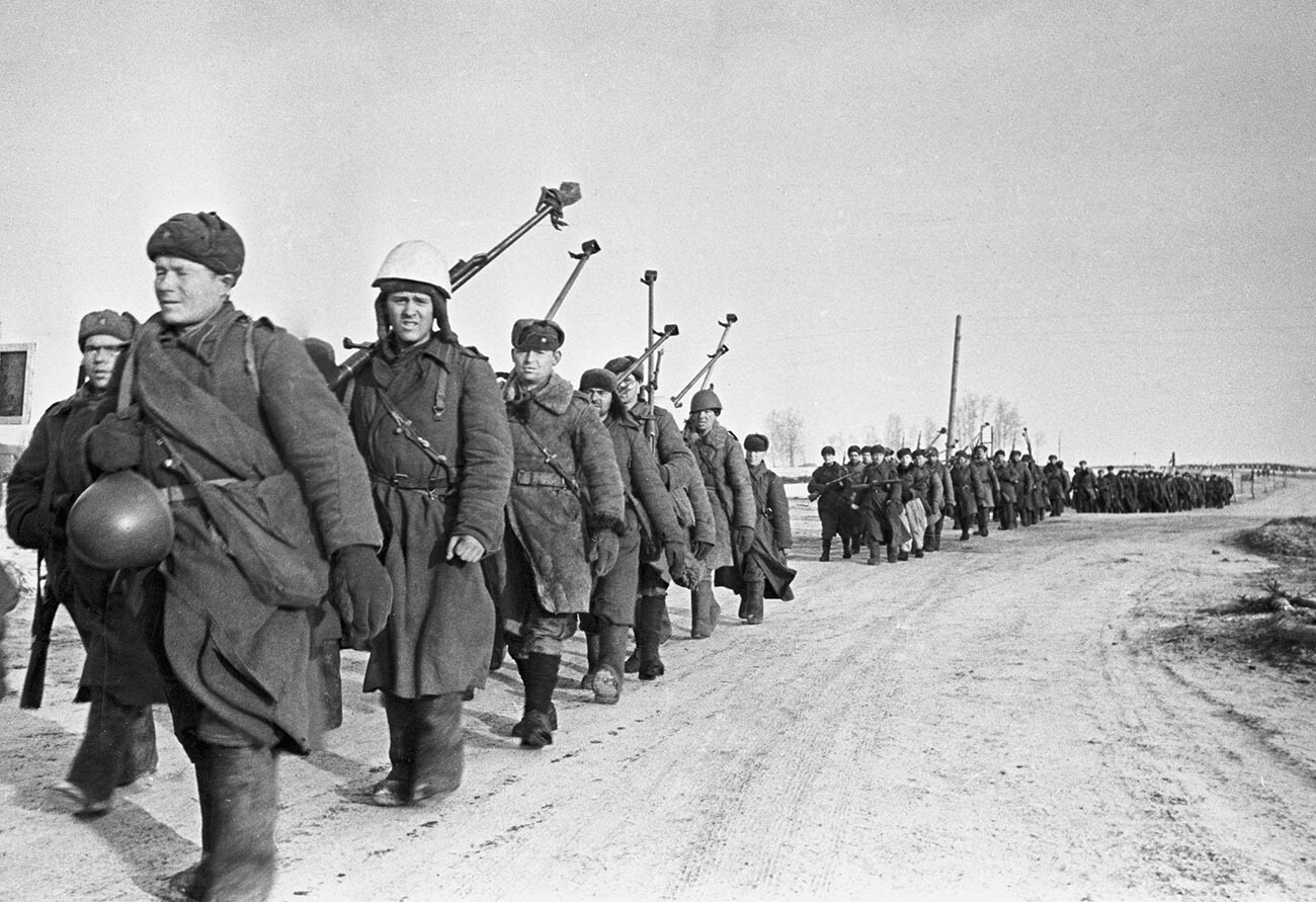 Grande Guerre patriotique (1941-1945). Front occidental. Soldats d’un bataillon antichar en route pour Viazma après la bataille de Rjev