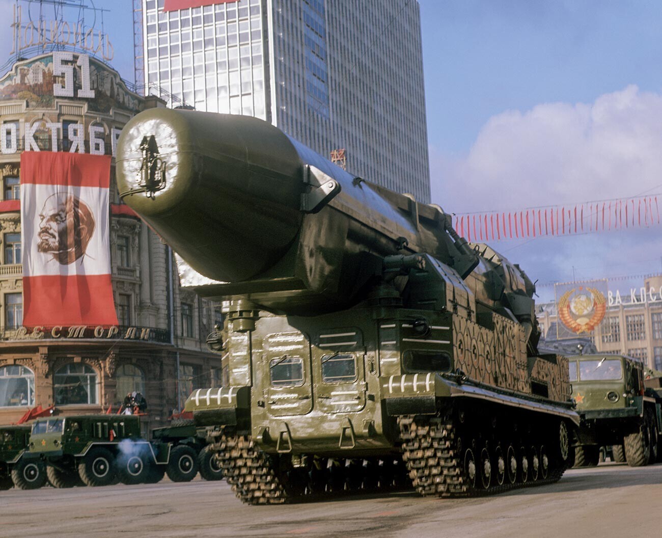 Balistične rakete pred nastopom na vojaški paradi v čast 51. obletnice velike oktobrske socialistične revolucije
