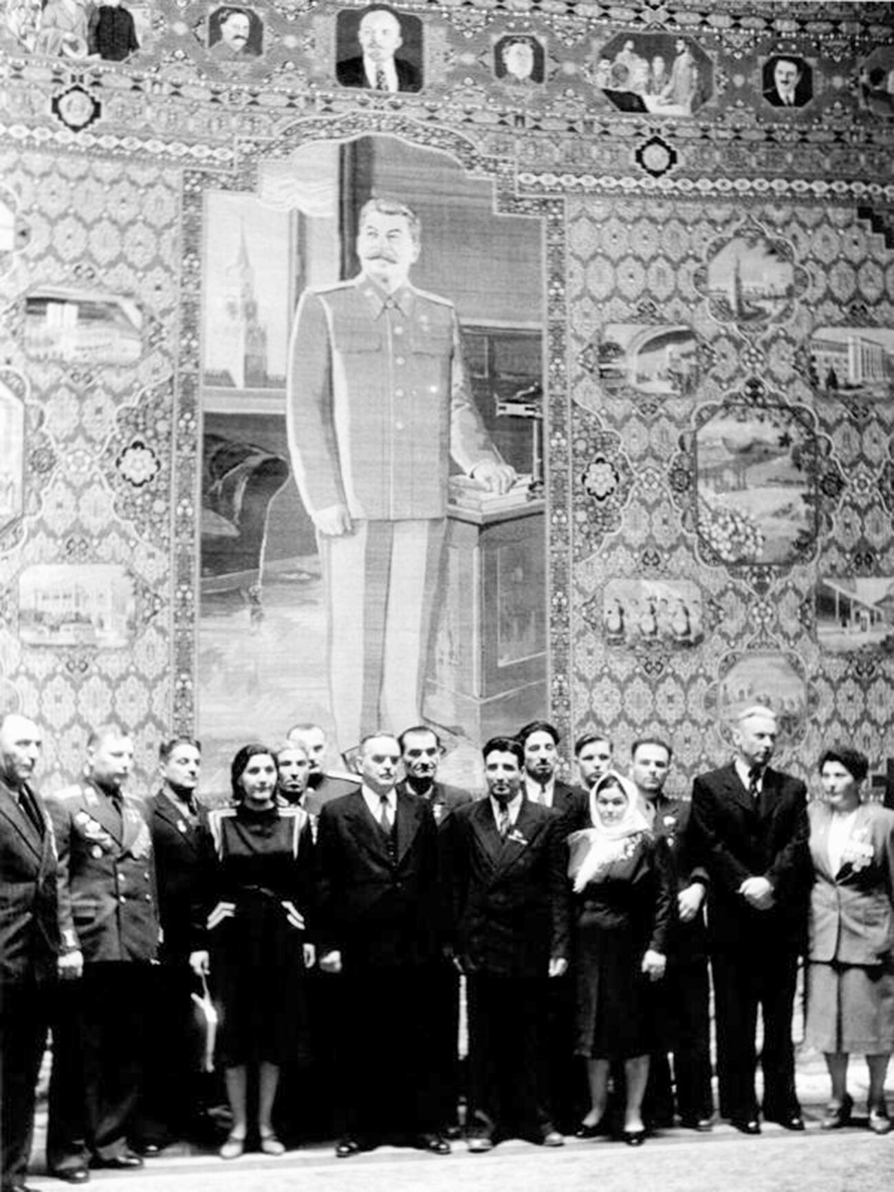 Председателят на Президиума на Върховния съвет на СССР Н. Шверник, председателят на Съюза на съветските писатели А. Фадеев, три пъти Герой на Съветския съюз А. Покришкин и членове на делегацията на Азербайджанската ССР на изложбата на подаръци на Й. Сталин