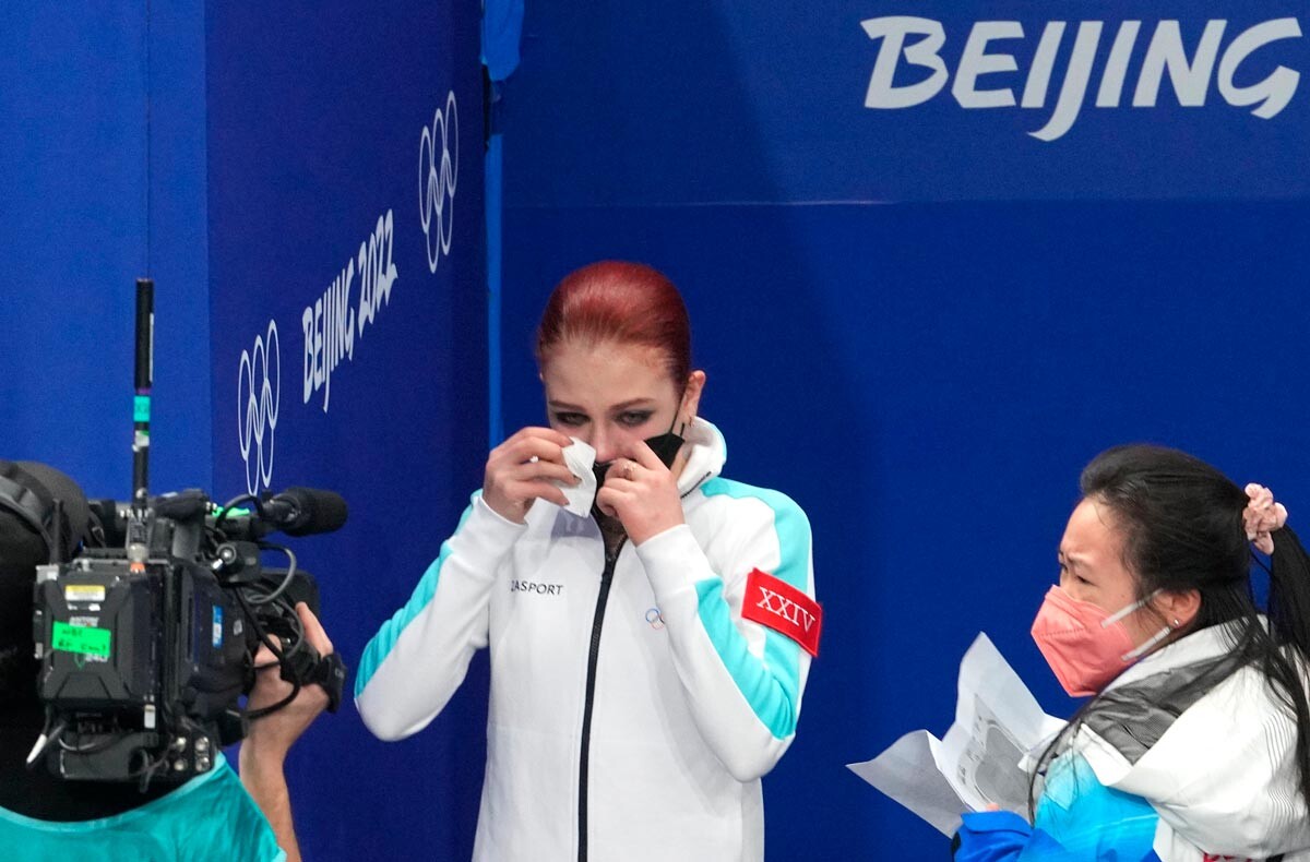 La reazione di Aleksandra Trusova al momento della consegna dei fiori dopo aver vinto solo la medaglia d’argento