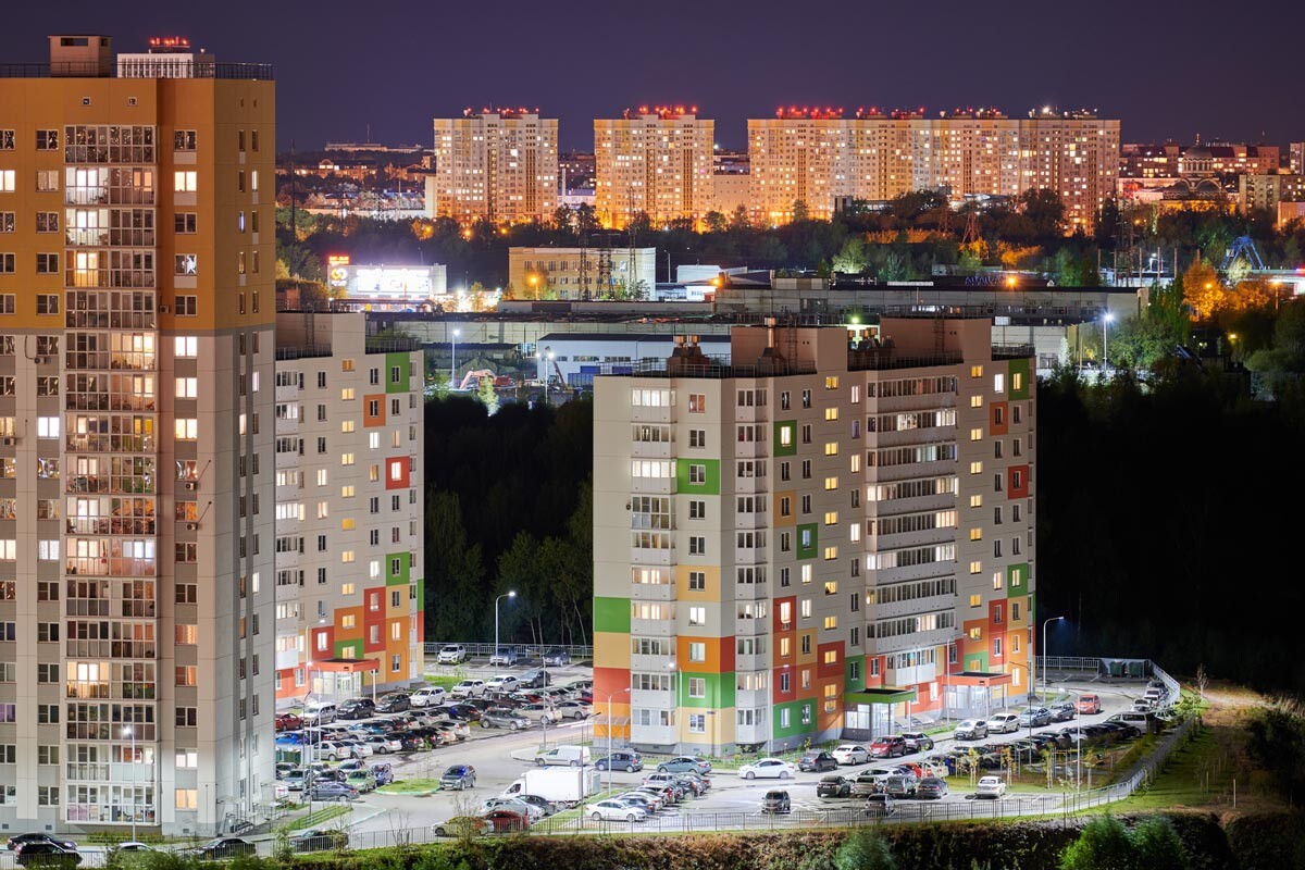 Nizhny Novgorod pada malam hari.