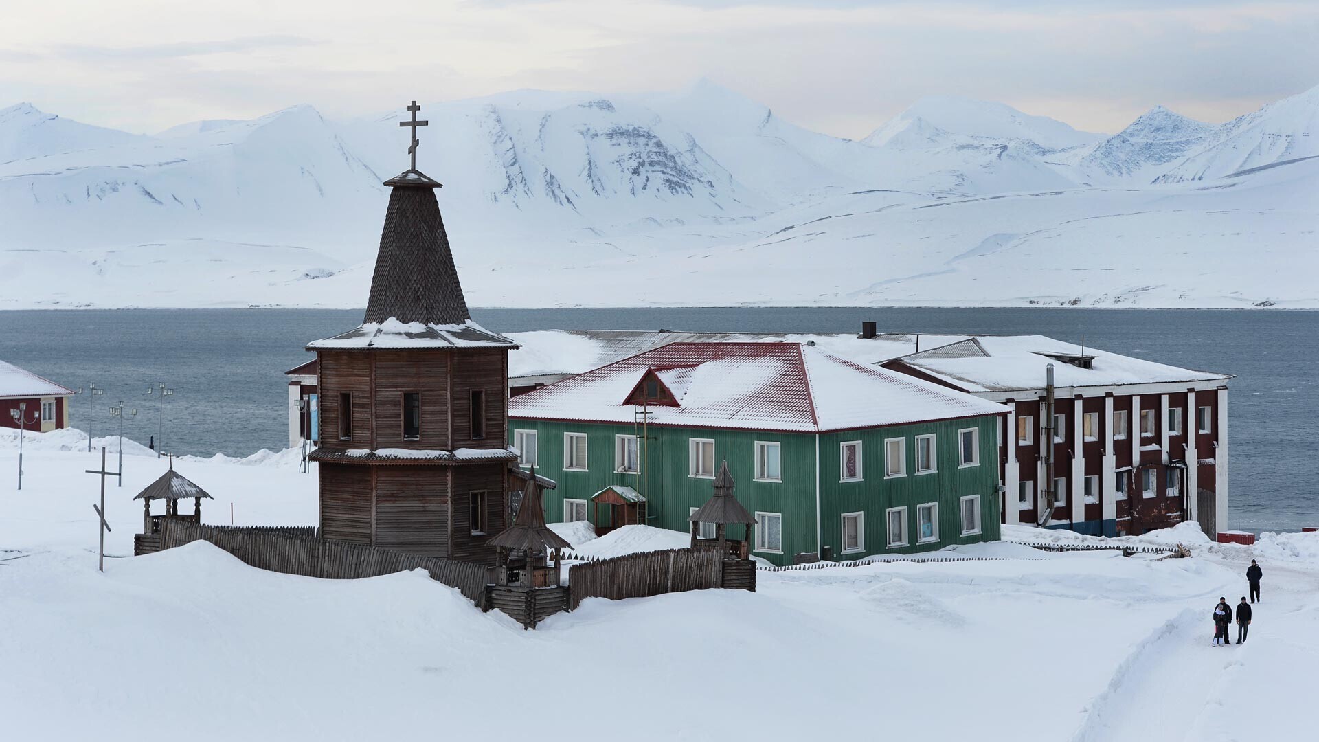 Kapel kayu tua di kota penambang Barentsburg di kepulauan Svalbard.