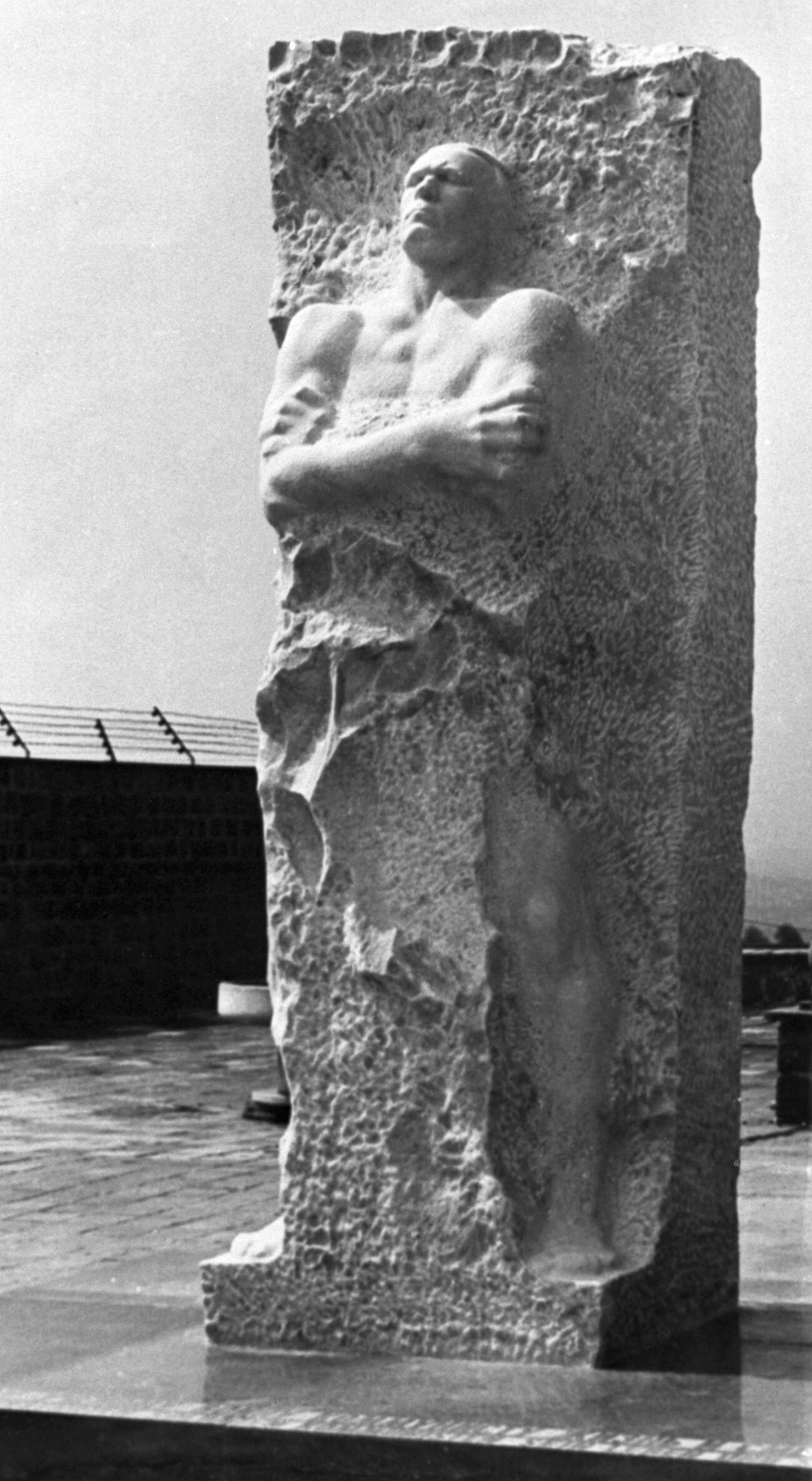 Spomenik heroju Sovjetskog Saveza, brutalno mučenom od strane nacista, general-lajtnantu Dmitriju Karbiševu. Nalazi se na teritoriju bivšeg nacističkog koncentracijskog logora Maunthausen u Austriji. Kipar Vladimir Cigal. 