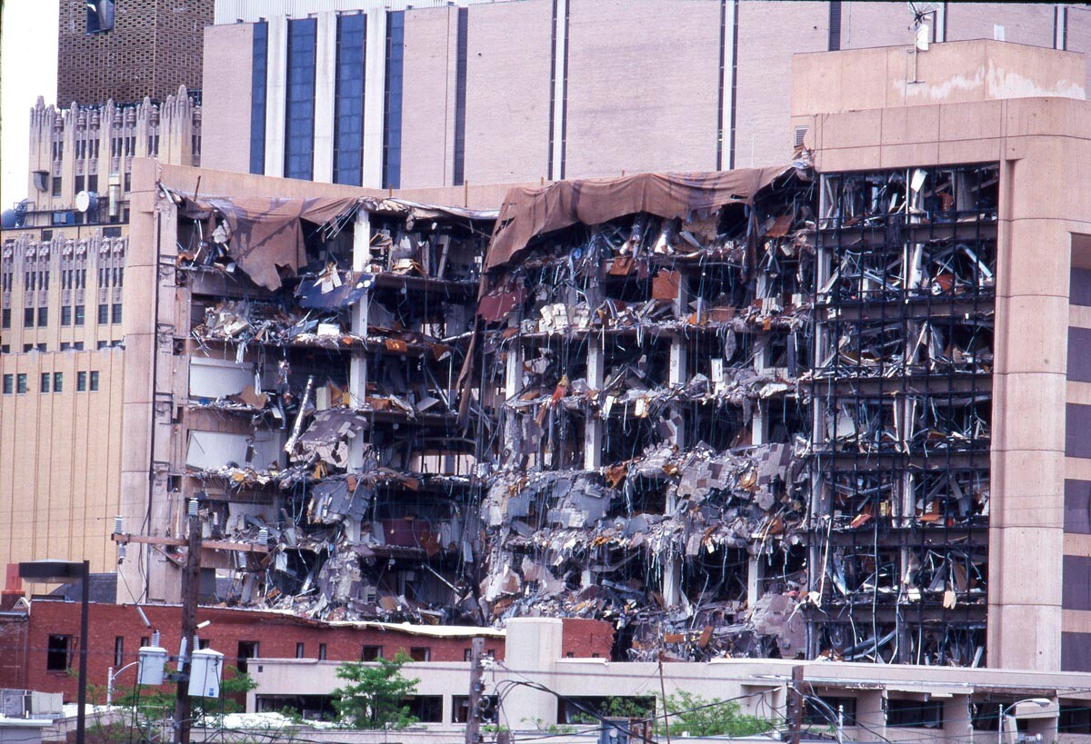 Situasi di Gedung Federal Murrah setelah pengeboman Kota Oklahoma pada 19 April 1995.