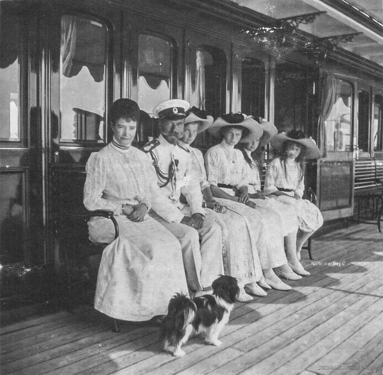 娘たちと皇后マリア・フョードロヴナの間に座るニコライ2世、1912年