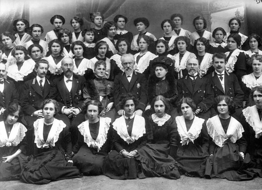 ロマノフ家の一員でこの学校の後援者であるオルデンブルク王女の名をとったサンクトペテルブルクの女子中等教育学校生の集合写真。