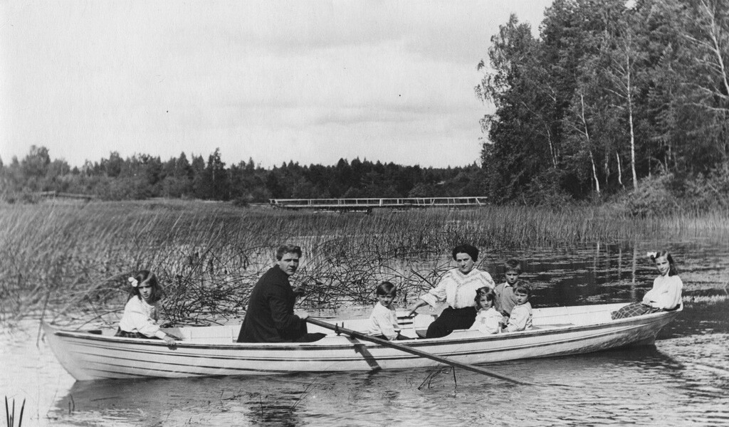 この時代の有名歌手、フョードル・シャリャーピンが家族とボート遊びをしている