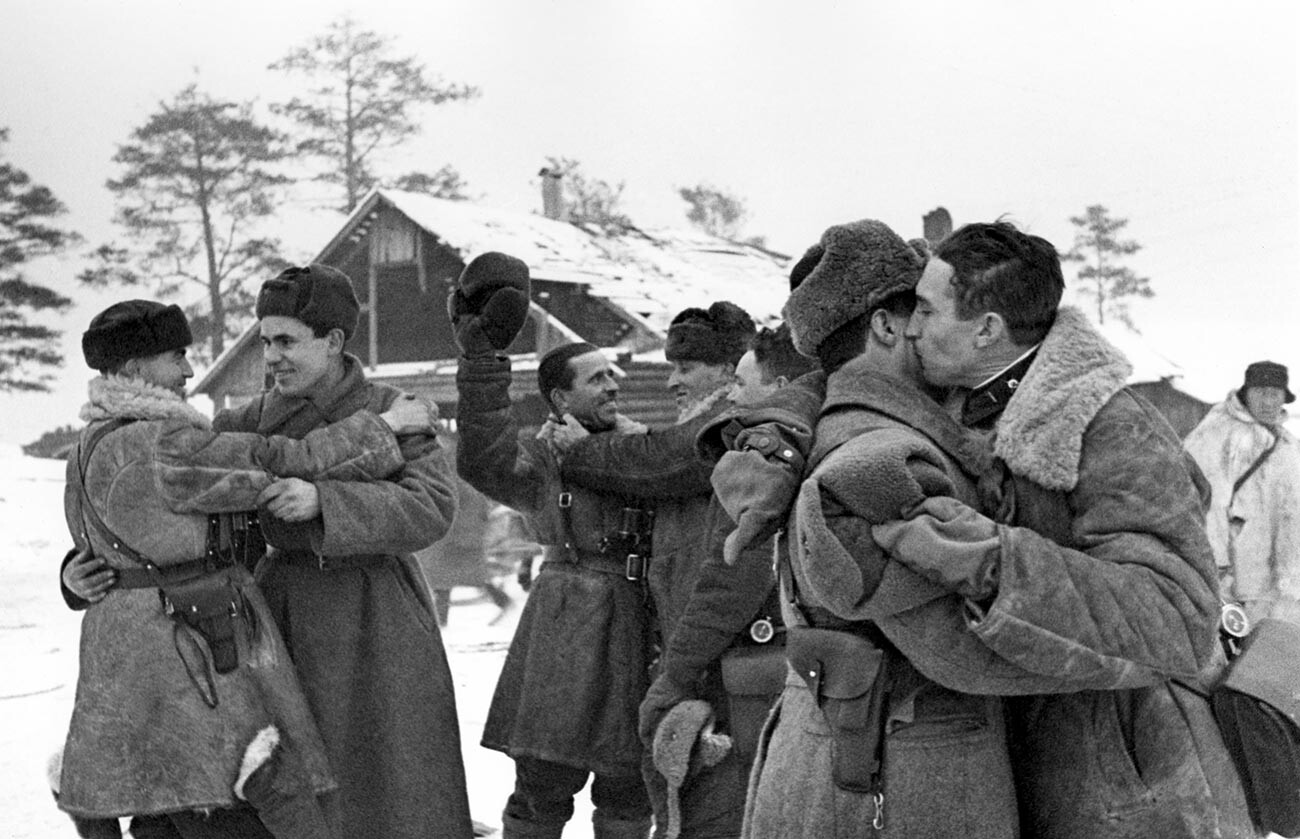 Soldiers of the Volkhov and Leningrad Fronts meet and hug after managing to open a narrow land corridor.