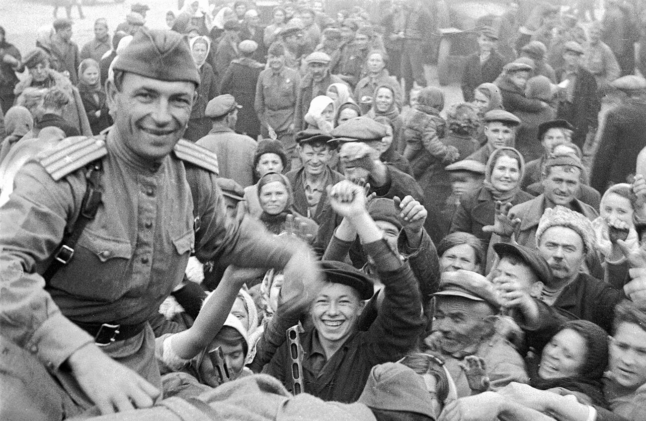 People greeting soldiers in liberated Poltava.