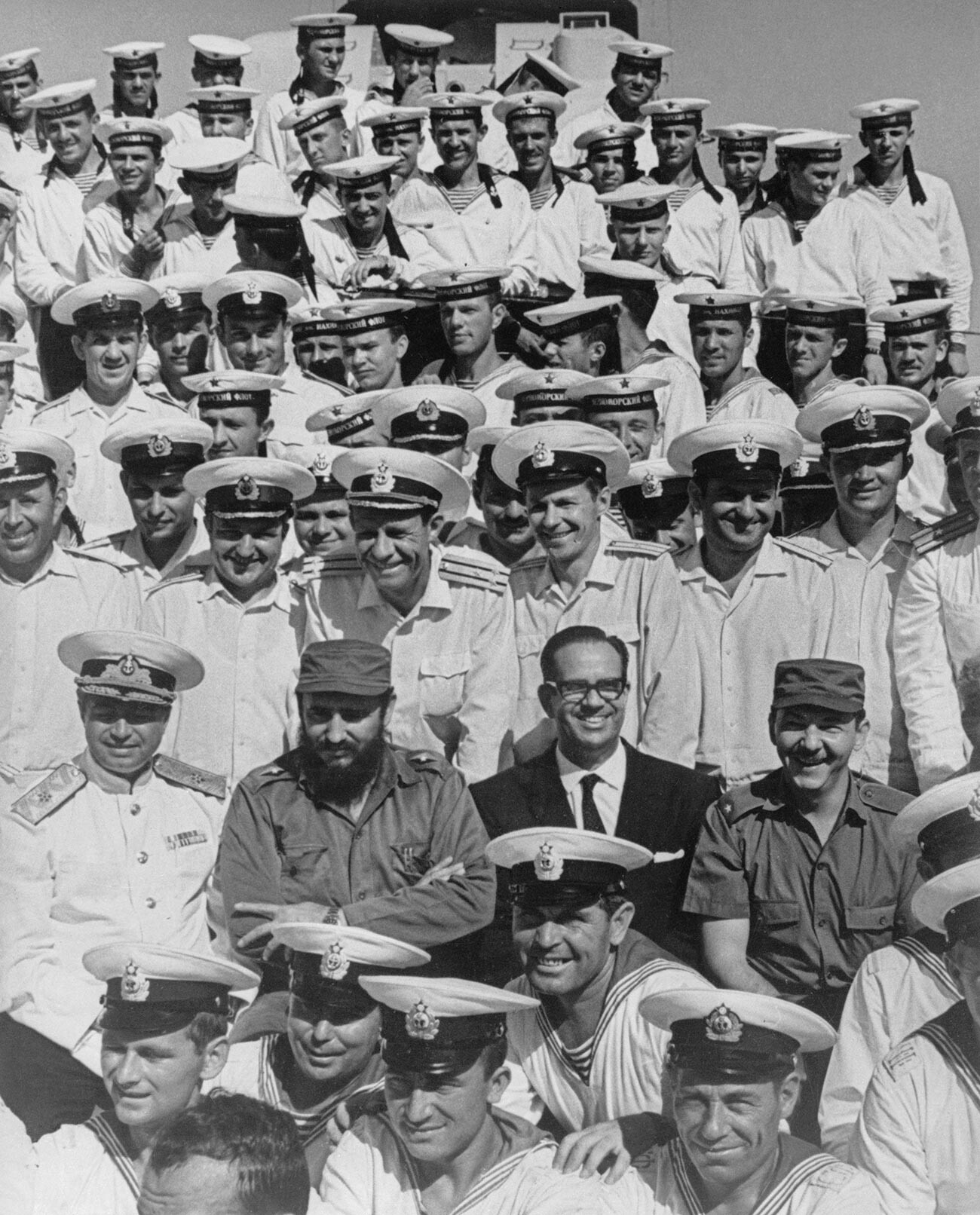 Fidel Castro y los marineros soviéticos de buques de guerra en La Habana. 