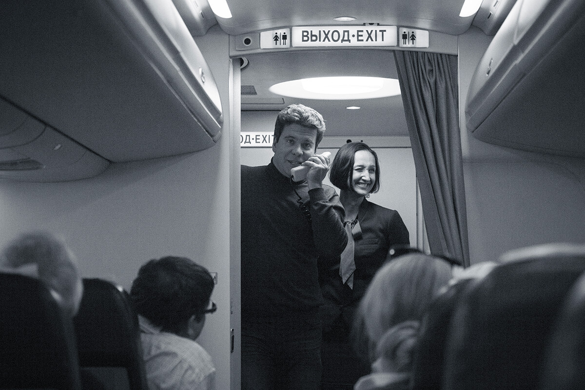 ピアニスト、デニス・マツーエフが冗談で機内乗務員のふりをする。2015年
