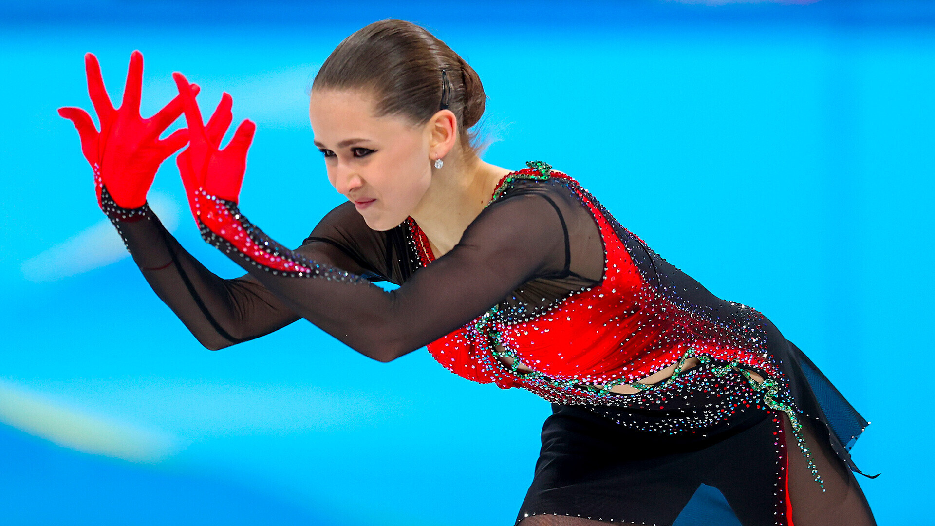 Aksi Kamila Valieva selama seluncur indah regu putri di Olimpiade Musim Dingin Beijing 2022.