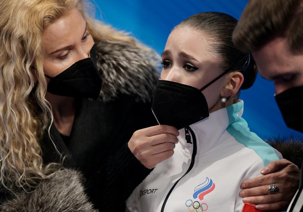 Kamila Valieva setelah bereaksi terhadap hasil seluncur indah bebas putri.