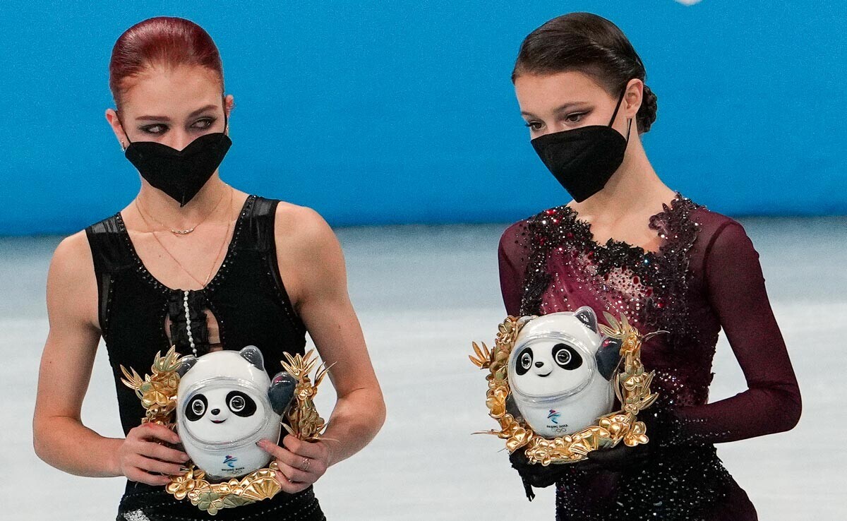 Peraih medali perak Aleksandra Trusova (kiri) dan juara Olimpiade Beijing 2022, Anna Shcherbakova.