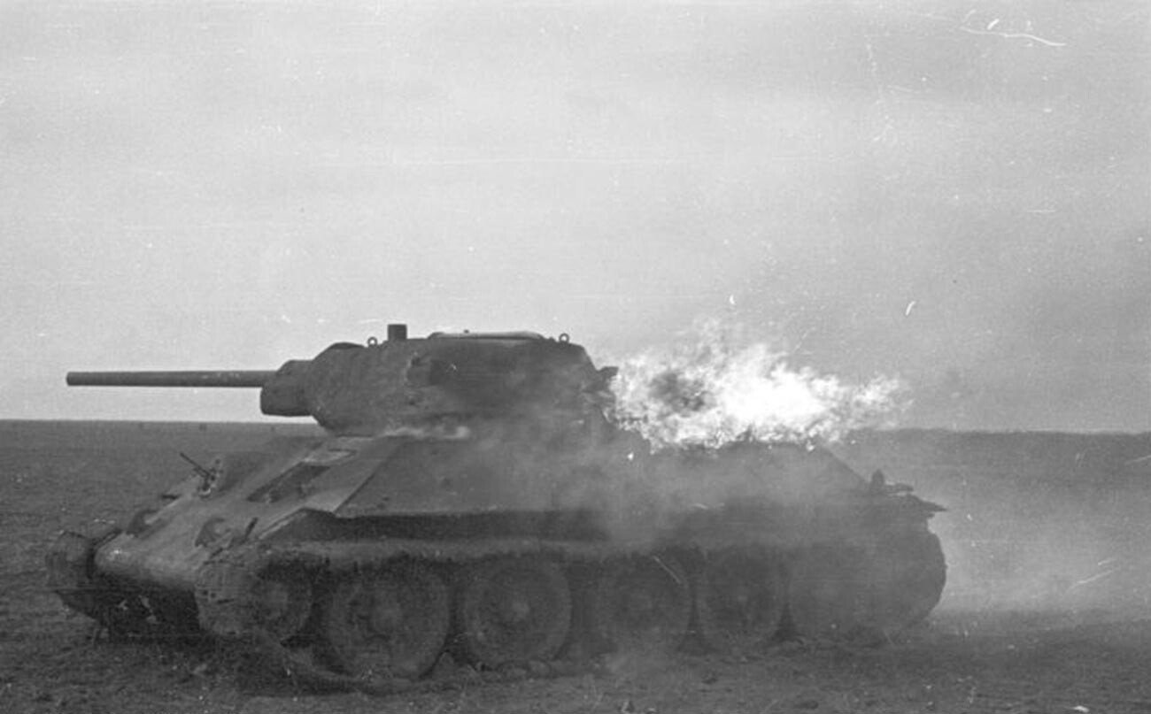 Brennender T-34 während der Schlacht von Dubno-Luzk-Riwne.