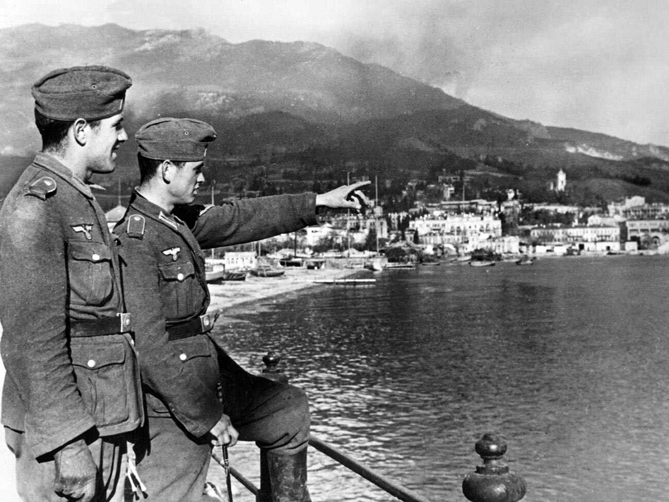 Zwei Bundeswehrsoldaten beobachten von einem Aussichtspunkt aus die Stadt Jalta.