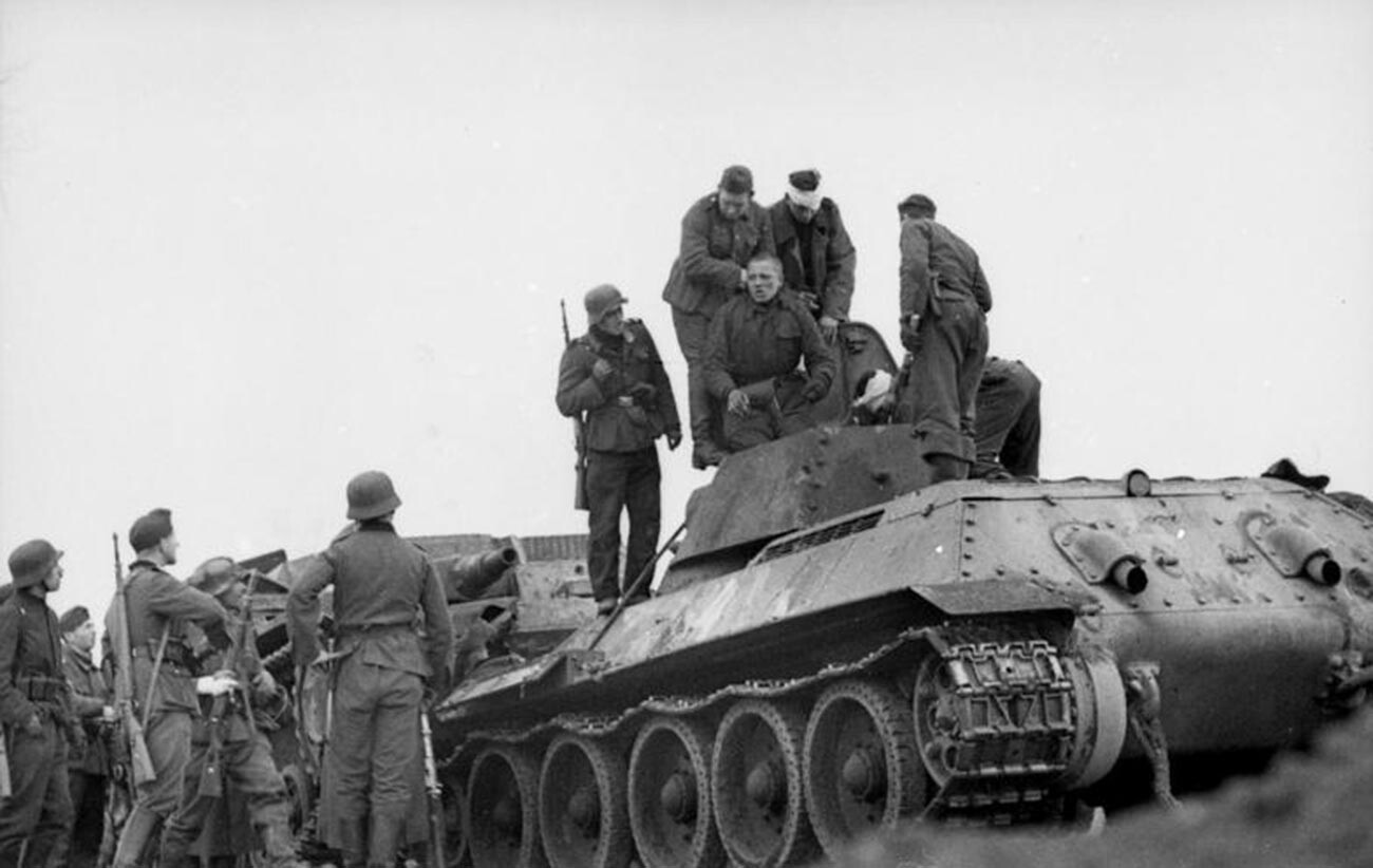 Gefangener T-34 bei Wjasma.