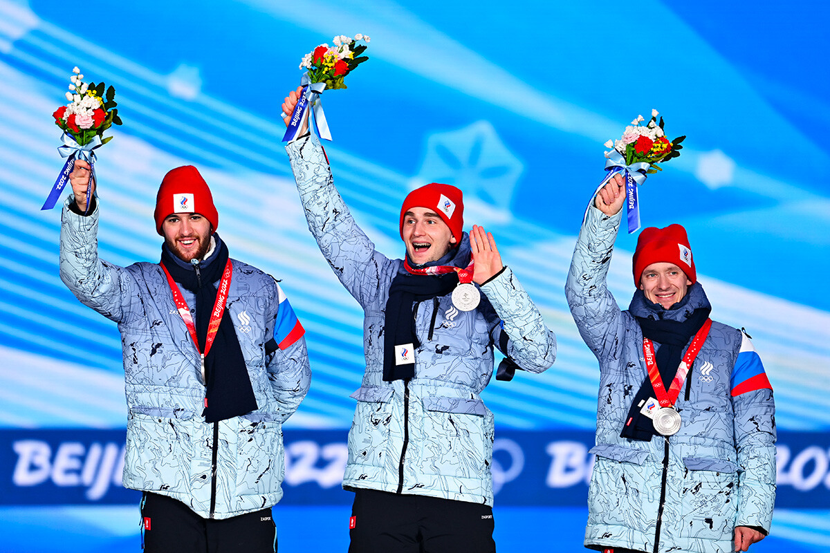 Die Silbermedaillengewinner Daniil Aldoschkin, Sergej Trofimow und Ruslan Zacharow vom Team ROC posieren mit ihren Medaillen während der Medaillenzeremonie in der Mannschaftsverfolgung der Männer am 11. Tag der Olympischen Winterspiele 2022 in Peking in Peking.