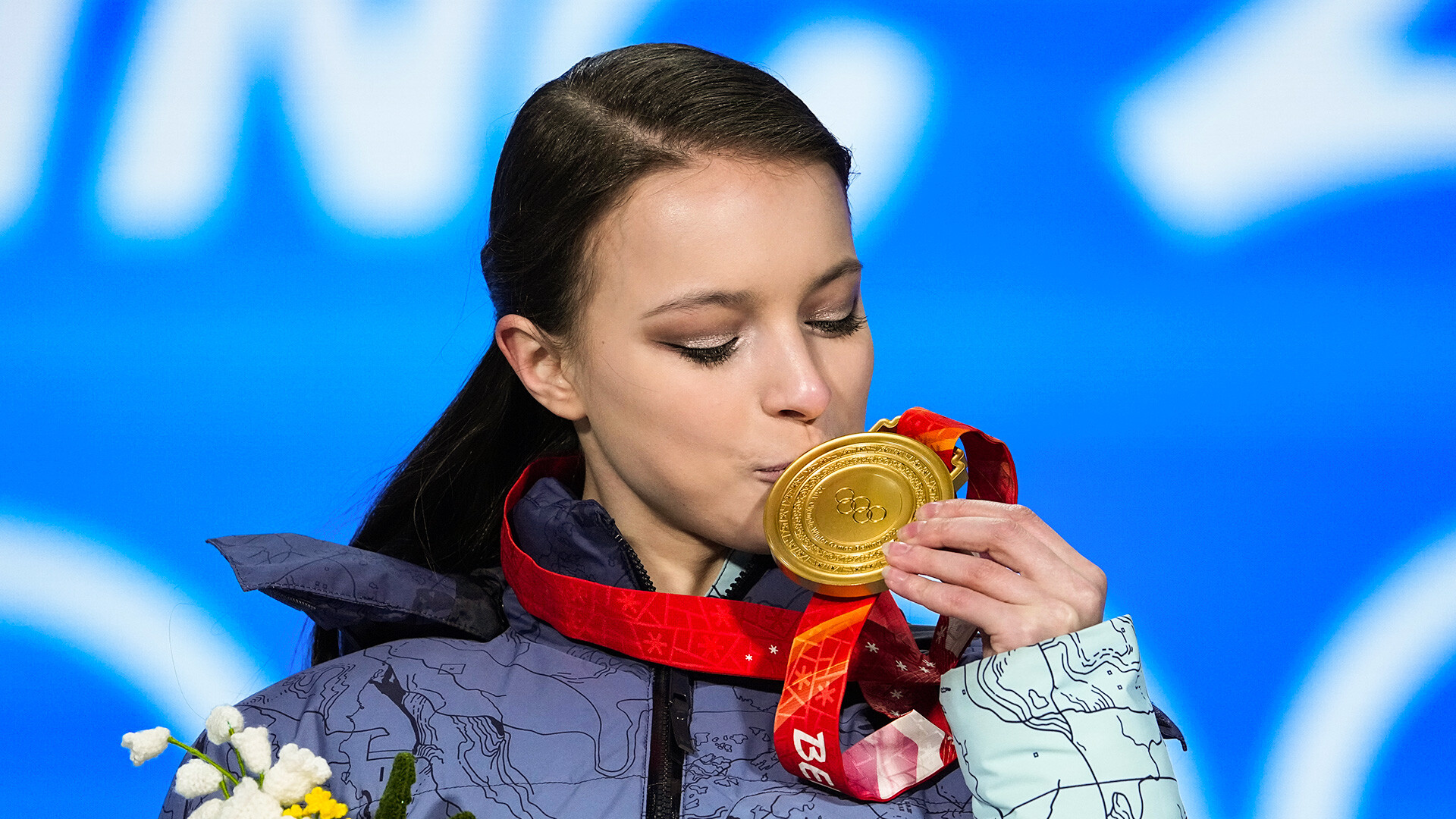 Ана Шчербакова из тима Руског олимпијског комитета љуби своју златну медаљу на церемонији доделе награда у слободном клизању за жене на Зимским олимпијским играма 2022. у Пекингу, петак, 18. фебруар 2022. године.