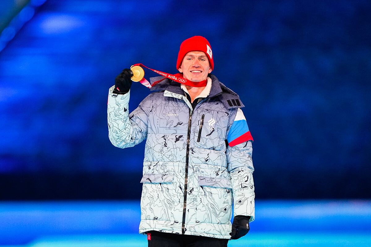 Освајач златне медаље Александар Бољшунов позира са својом медаљом на церемонији доделе медаља у мушком скијашком трчању на 50 км у слободном масовном старту током церемоније затварања Зимских олимпијских игара у Пекингу 2022. на Националном стадиону у Пекингу 20. фебруара 2022. у Пекингу, Кина.