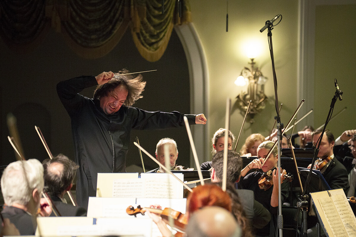 Le violoniste et chef d'orchestre Sergueï Krylov se produisant avec l'Orchestre national russe sur la scène du Grand Hall du Conservatoire d'État de Moscou Tchaïkovski. Moscou, 2019