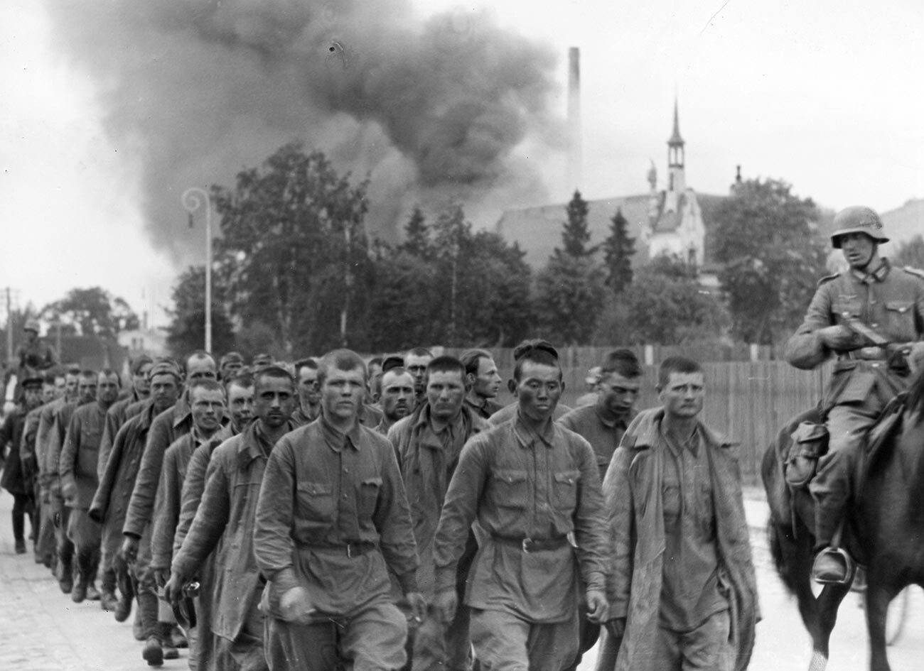 Prisioneiros de guerra soviéticos em Riga em julho de 1941