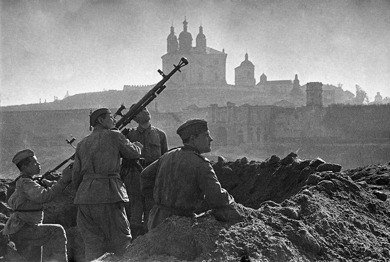 Tropas soviéticas defendendo Smolensk