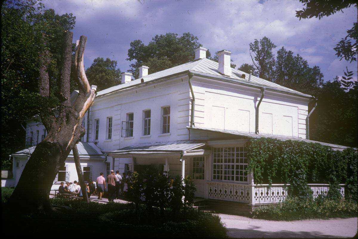 Iasnaïa Poliana. Maison de Tolstoï, vue du porche