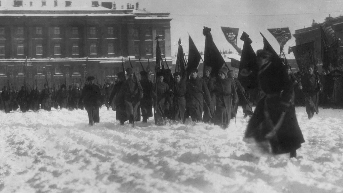 Primeiro desfile militar na Praça Dvortsovaya durante a celebração do aniversário da criação do Exército Vermelho dos Trabalhadores e Camponeses. 