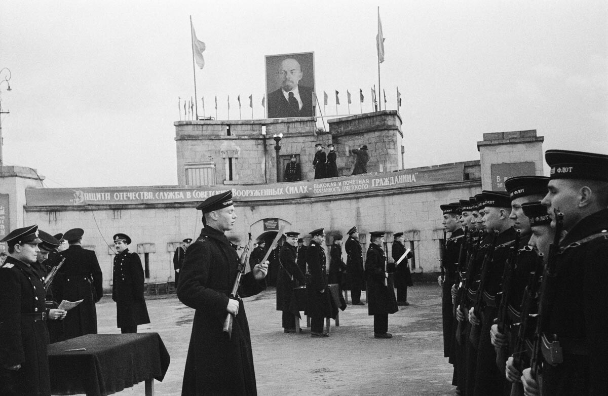 Matrosen und Offiziere während der Feierlichkeiten zum Tag der sowjetischen Armee und Marine im Jahr 1964.