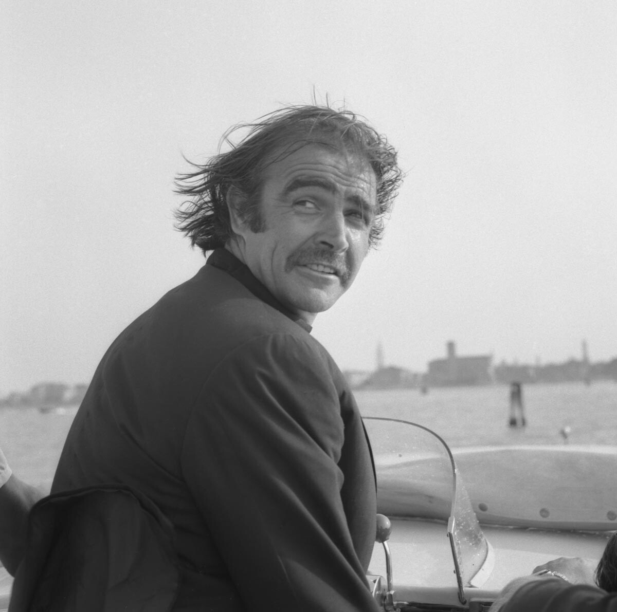 Potret Sean Connery di atas taksi air di Venesia, 1970-an.