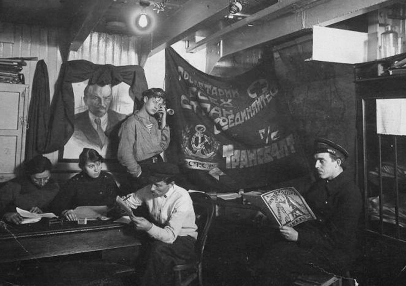 Eine Gruppe von Kommunisten an Bord des Schiffes „Trasbalt“. Auf ihrem Transparent steht: „Arbeiter aller Welt, vereinigt euch!“.