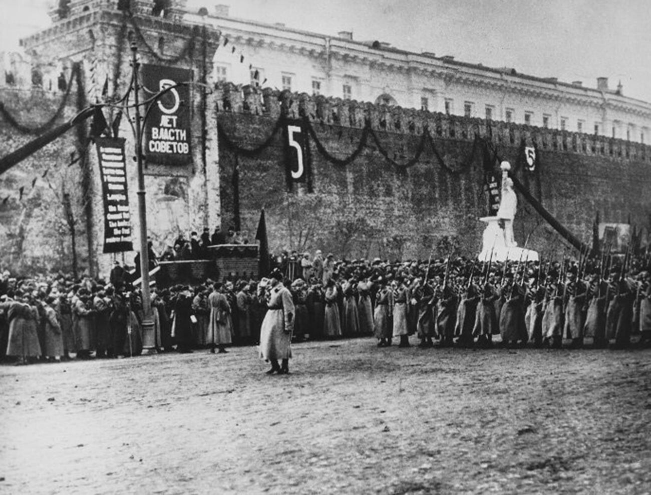 Die Parade auf dem Roten Platz anlässlich des 5. Jahrestages der Revolution von 1917.