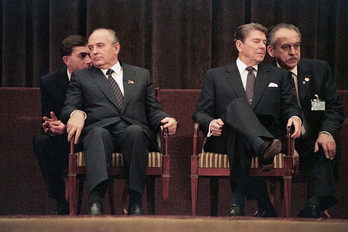 На церемонията по закриването на Женевската среща на върха съветският лидер Михаил Горбачов и американският президент Роналд Рейгън поглеждат встрани един от друг, 21 ноември 1985 г.