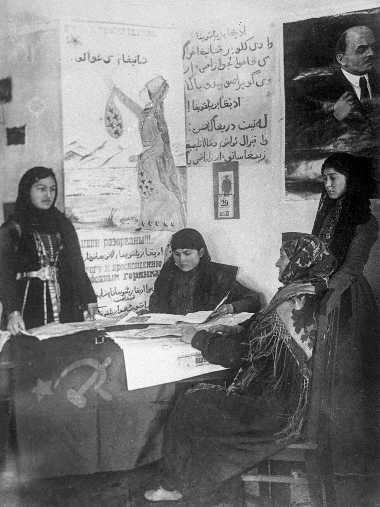 Die Bolschewiki starteten die „Likbez“-Kampagne zur Ausrottung des Analphabetentums. Auf dem Bild sind kaukasische Frauen während eines Alphabetisierungskurses zu sehen. 