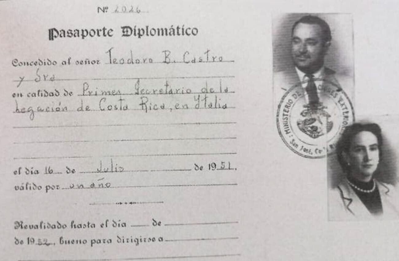 Дипломатскиот пасош на првиот секретар на амбасадата на Костарика во Италија Теодор Кастро, 1951 година.