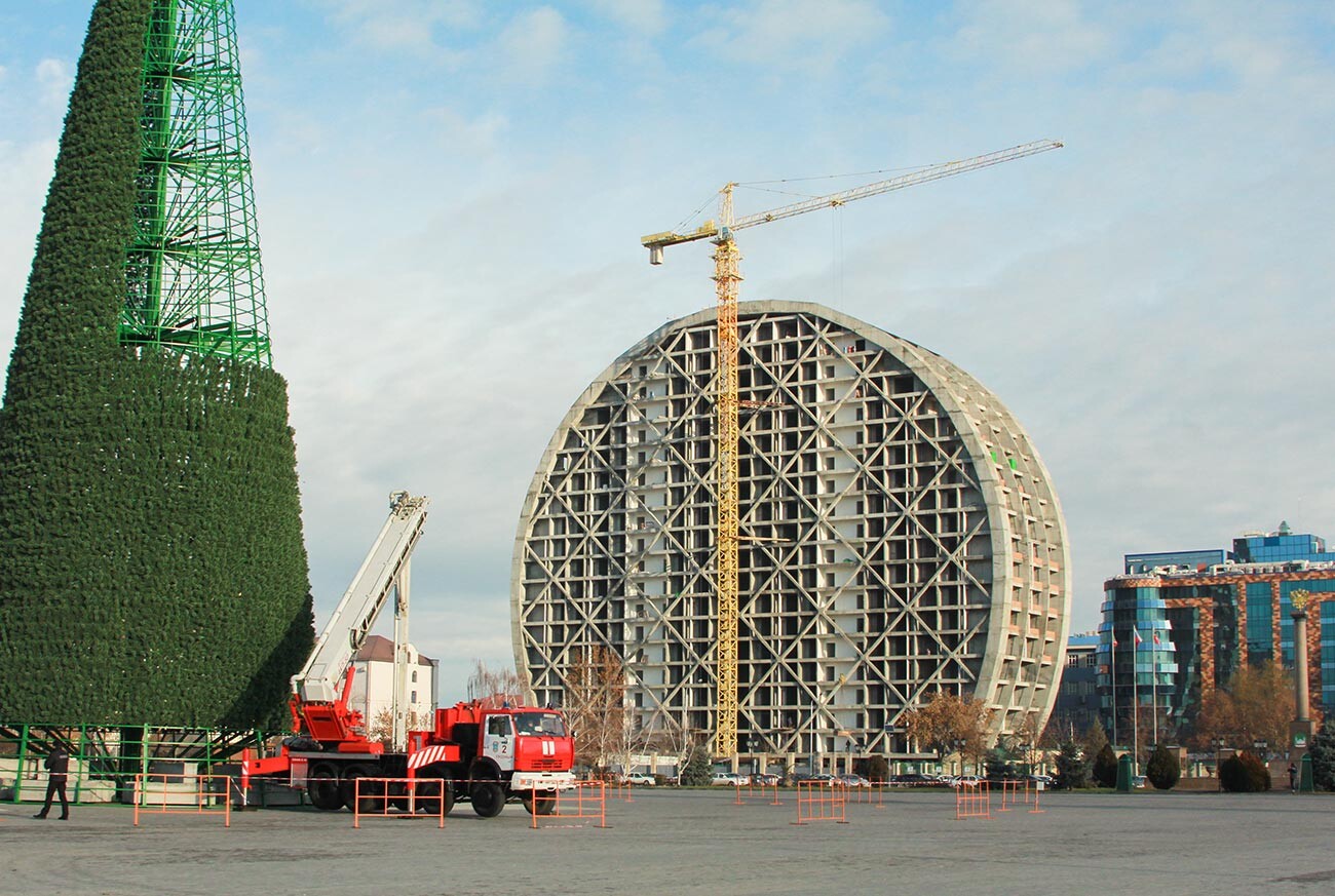 In the center of Grozny, a New Year tree is dismantled after celebrations