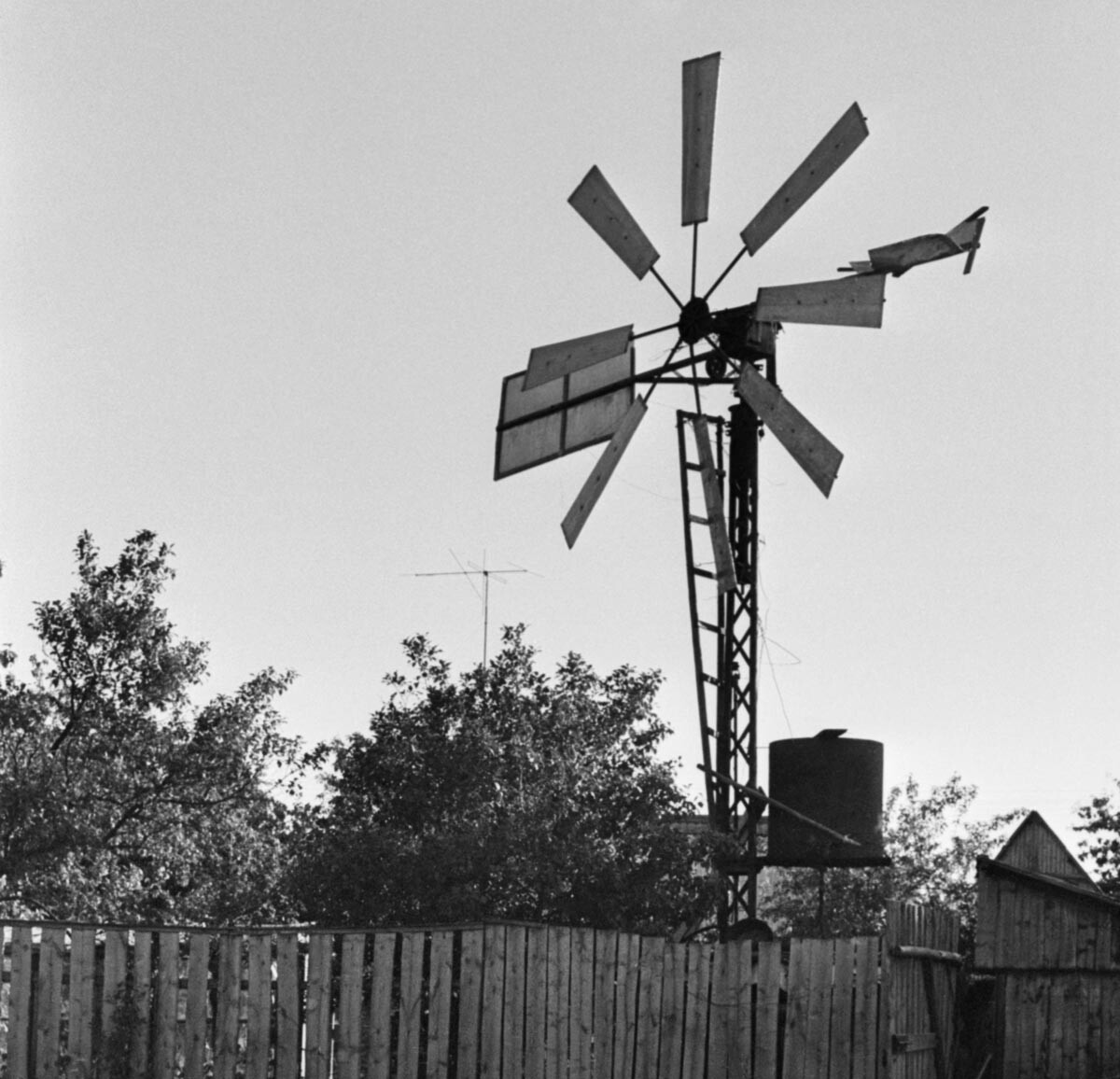 Brjansk, 1. srpnja 1994. godine. Vjetrogenerator koji je konstruirao Jevgenij Vasiljevič Šilin. 
