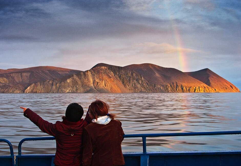 Arco-íris sobre a baía de Providência, no leste de Tchukotka