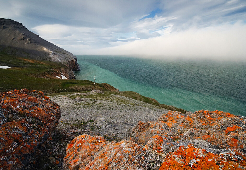 Fim do mundo: vista do Estreito de Bering. Atrás do nevoeiro está o continente americano